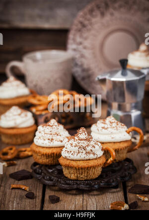 Un delizioso caffè tortine decorato come una tazza cappuccino Foto Stock