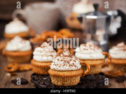 Un delizioso caffè tortine decorato come una tazza cappuccino Foto Stock