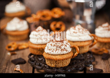 Un delizioso caffè tortine decorato come una tazza cappuccino Foto Stock