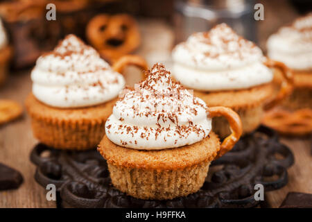 Un delizioso caffè tortine decorato come una tazza cappuccino Foto Stock