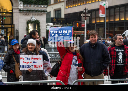 New York, Stati Uniti d'America - 20 Novembre 2016: un gruppo di Donald Trump i sostenitori sulla Quinta Avenue di fronte al Trump Tower a Manhattan Foto Stock