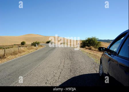 Italia, Toscana, Creta Senesi, auto su strada di campagna Foto Stock