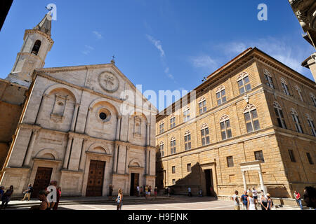 Italia, Toscana, Pienza, Piazza Pio II, cattedrale e Palazzo Piccolomini Foto Stock