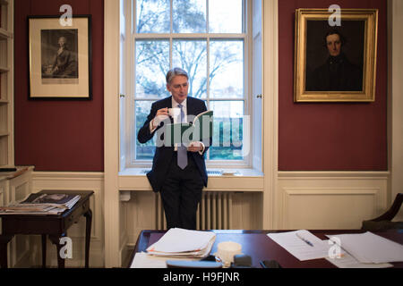 Il cancelliere dello scacchiere Philip Hammond legge attraverso la sua dichiarazione d'Autunno nel suo ufficio a 11 Downing Street, Londra che egli consegnerà a MPs alla House of Commons che dettaglia il governo della spesa e piani di tassazione. Foto Stock