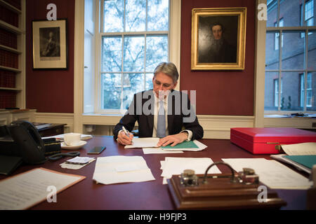 È sotto embargo per 0001 Mercoledì 22 novembre il Cancelliere dello Scacchiere Philip Hammond legge attraverso la sua dichiarazione d'Autunno nel suo ufficio a 11 Downing Street, Londra che egli consegnerà a MPs alla House of Commons che dettaglia il governo della spesa e piani di tassazione. Foto Stock