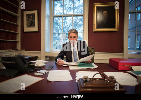 È sotto embargo per 0001 Mercoledì 22 novembre il Cancelliere dello Scacchiere Philip Hammond legge attraverso la sua dichiarazione d'Autunno nel suo ufficio a 11 Downing Street, Londra che egli consegnerà a MPs alla House of Commons che dettaglia il governo della spesa e piani di tassazione. Foto Stock