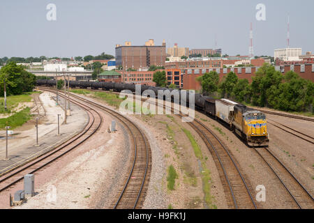 Union Pacific tanker treno passa Omaha, Nebraska, Stati Uniti d'America. Foto Stock