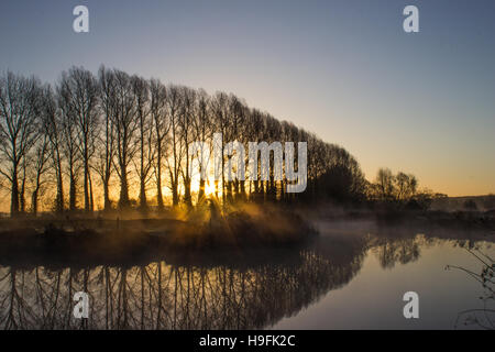 Il sorgere del sole sopra il fiume Tamigi su un gelido mattina autunnale Foto Stock