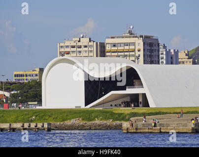 Il Brasile, Stato di Rio de Janeiro, Niteroi, Caminho Niemeyer e teatro popolare Oscar Niemeyer visto dalla baia di Guanabara. Foto Stock