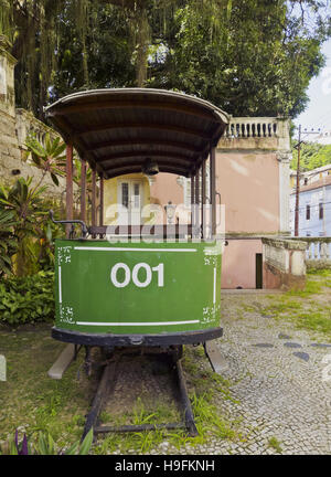 Il Brasile città di Rio de Janeiro Santa Teresa vista di un vecchio tram di fronte al centro civico culturale Laurinda Santos Lobo Foto Stock