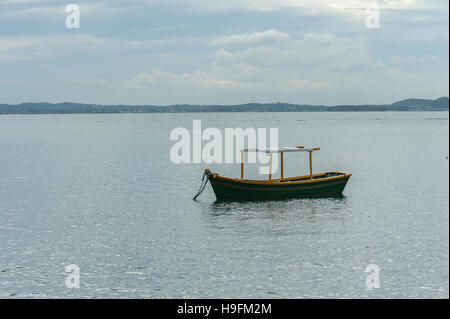 Vuoto barca ancorata sul mare calmo Foto Stock