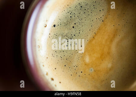 Macro close up su un espresso in un colore rosso scuro cup Foto Stock