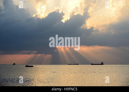 Tramonto nel porto di Trieste con cielo nuvoloso - Italia Foto Stock