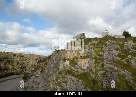 Vista dal ponte sospeso di Clifton della gola a Bristol in Inghilterra con la camera obscura e torre sulla parte superiore Foto Stock