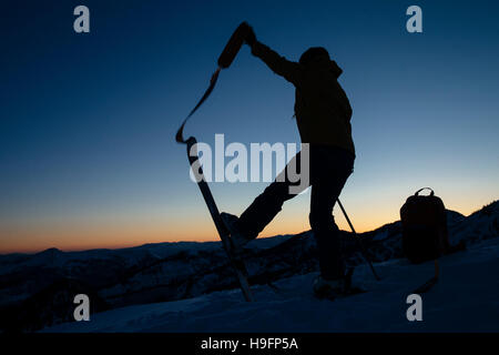 Una donna backcountry sciare nelle montagne Wasatch. Foto Stock