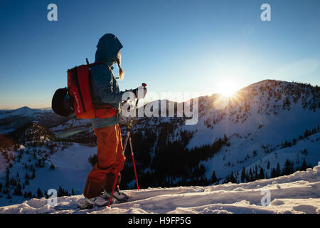 Una donna backcountry sciare nelle montagne Wasatch. Foto Stock