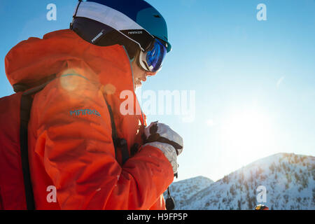 Una donna backcountry sciare nelle montagne Wasatch. Foto Stock