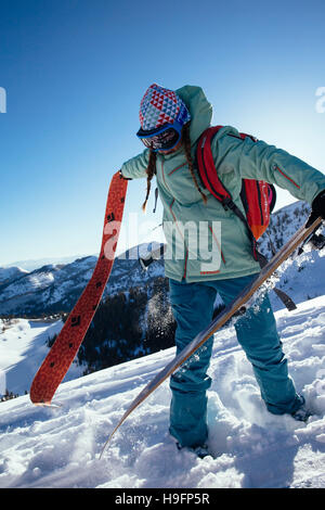 Una donna backcountry sciare nelle montagne Wasatch. Foto Stock