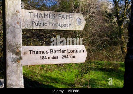 Cartello in legno posto per il Thames Path e Thames Barrier Londra. Sorgente del Fiume Tamigi Foto Stock