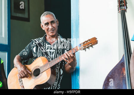 Un uomo suona la chitarra in Trinidad, Cuba Foto Stock