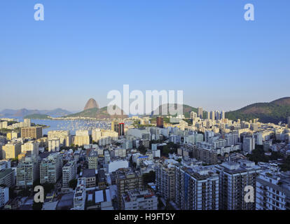 Il Brasile, la città di Rio de Janeiro, vista sul quartiere di Botafogo verso la montagna di Sugarloaf. Foto Stock