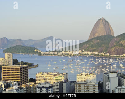 Il Brasile, la città di Rio de Janeiro, vista sul quartiere di Botafogo verso la montagna di Sugarloaf. Foto Stock