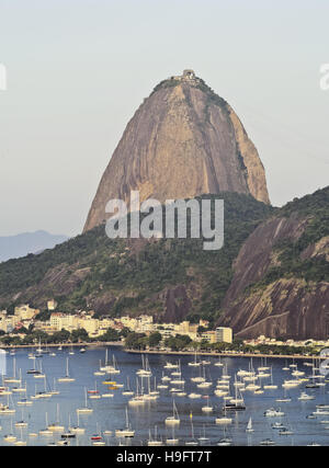 Il Brasile, la città di Rio de Janeiro, vista sul quartiere di Botafogo verso la montagna di Sugarloaf. Foto Stock