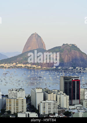 Il Brasile, la città di Rio de Janeiro, vista sul quartiere di Botafogo verso la montagna di Sugarloaf. Foto Stock