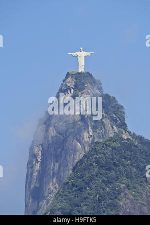 Il Brasile, la città di Rio de Janeiro, Cristo Redentore statua sulla sommità del monte Corcovado visto da Santa Marta. Foto Stock