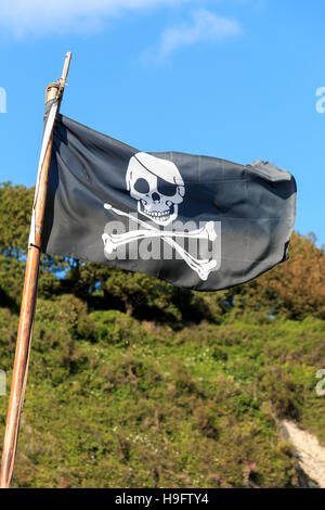 Il cranio del pirata e Crossbones Bandiera Foto Stock