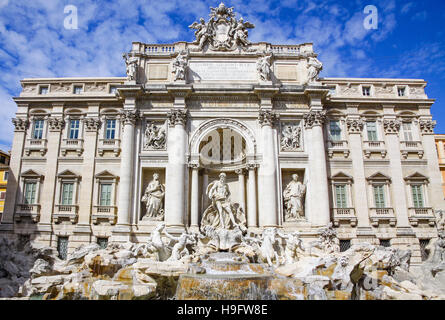 Fontana di Trevi a Roma, Italia. La più grande fontana barocca della città e una delle più famose fontane in tutto il mondo Foto Stock