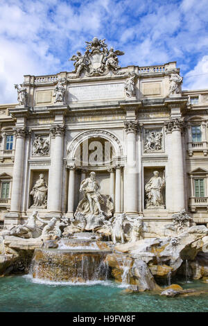 Fontana di Trevi a Roma, Italia. La più grande fontana barocca della città e una delle più famose fontane in tutto il mondo Foto Stock