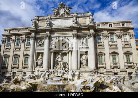 Fontana di Trevi a Roma, Italia. La più grande fontana barocca della città e una delle più famose fontane in tutto il mondo Foto Stock