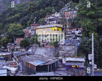 Il Brasile, la città di Rio de Janeiro, crepuscolo vista della Favela di Santa Marta. Foto Stock