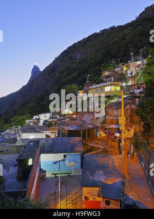 Il Brasile, la città di Rio de Janeiro, crepuscolo vista della Favela di Santa Marta con il Corcovado e la statua di Cristo dietro. Foto Stock