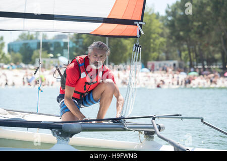 Professional training waterman sul lago con il catamarano Foto Stock