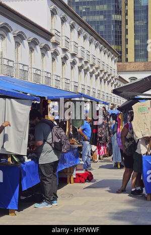 Il Brasile, la città di Rio de Janeiro, centro, Settimanale Mercato delle pulci sulla Praça XV de Novembro. Foto Stock
