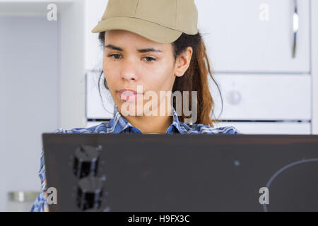 Donna che mantiene piani di cottura in vetroceramica Foto Stock