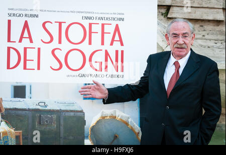 Roma, Italia. 22 Novembre, 2016. Renato Carpentieri durante il photocall di 'la stoffa dei sogni", un film di Gianfranco Cabiddu con nel cinema Adriano, Italia. © Andrea Bracaglia/Pacific Press/Alamy Live News Foto Stock