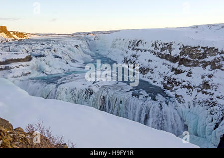 A parzializzazione di ghiaccio di Gullfoss o cascata dorata in inverno gennaio. Foto Stock