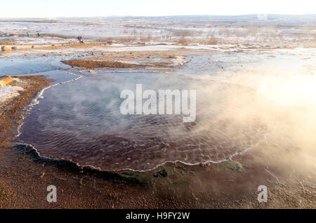 Grande Geysir primavera calda dormienti dal 1916 geyser area geotermale con numerose sorgenti di acqua calda, Islanda Foto Stock