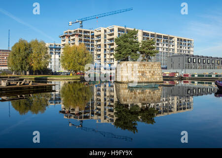 Il "Campo di cotone Wharf' blocchi di appartamenti in costruzione dal campo di cotone marina Park, New Islington, Ancoats, Manchester, Inghilterra, Regno Unito Foto Stock