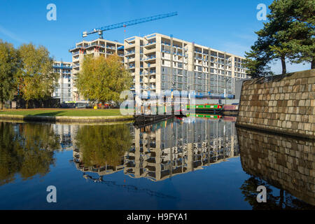 Il "Campo di cotone Wharf' blocchi di appartamenti in costruzione dal campo di cotone marina Park, New Islington, Ancoats, Manchester, Inghilterra, Regno Unito Foto Stock