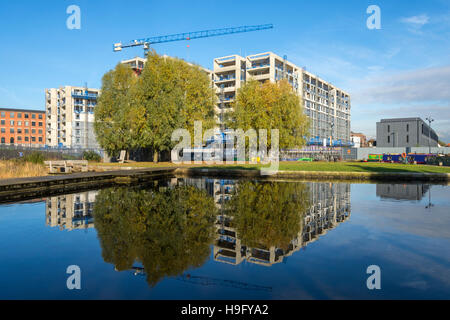 Il "Campo di cotone Wharf' blocchi di appartamenti in costruzione dal campo di cotone marina Park, New Islington, Ancoats, Manchester, Inghilterra, Regno Unito Foto Stock