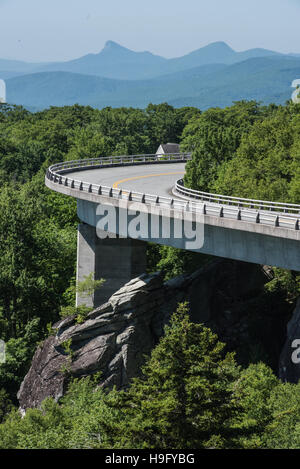 Linn Cove viadotto curvature in estate Foto Stock