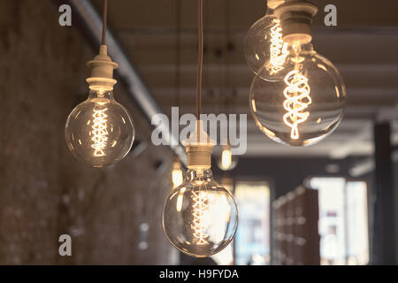 In stile vintage round delle lampadine che pendevano dal soffitto Foto Stock