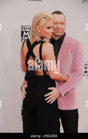 Jenny McCarthy e Donnie Wahlberg arrivano al 2016 American Music Awards al teatro di Microsoft per il mese di novembre 20, 2016 a Los Angeles, California. Foto Stock