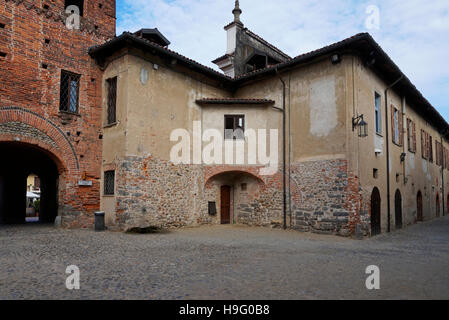 Il borgo medievale del ricetto di Candelo, nei pressi di Biella, Piemonte, Italia Foto Stock