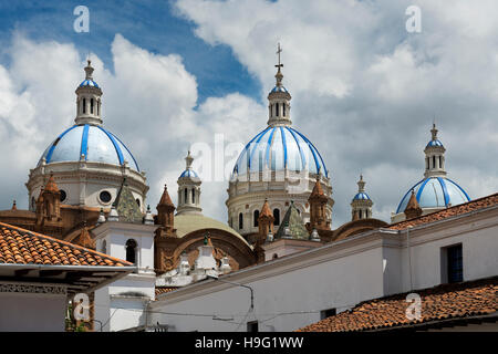 Dettaglio delle cupole blu della Cattedrale di Cuenca, Ecuador, Sud America Foto Stock