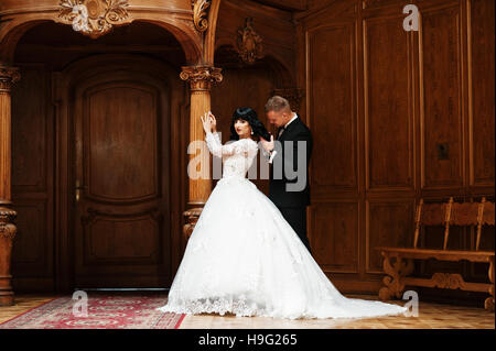 Eleganza sposi in amore a palazzo reale. Foto Stock